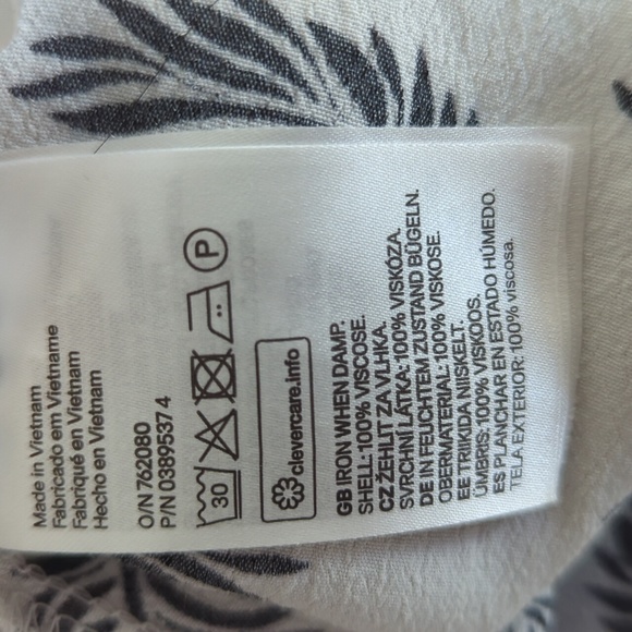 Short sleeve print crepe top. - Picture 5 of 5